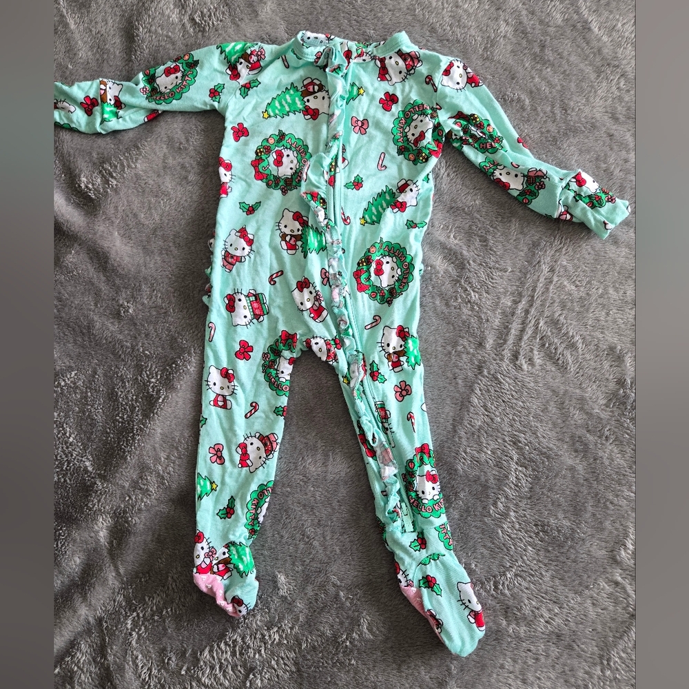 Posh Penaut Hello Kitty Christmas Ruffle Footie